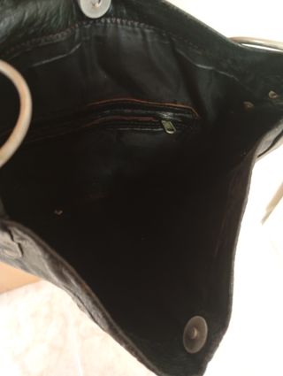 Bolso bandolera de piel con tachuelas