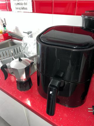Cafetera Italiana y Freidora de Aire Negra
