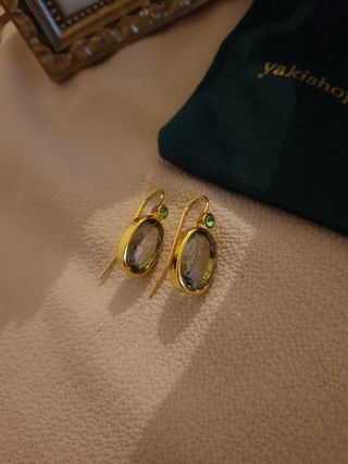 Pendientes vintage dorados con piedra verde
