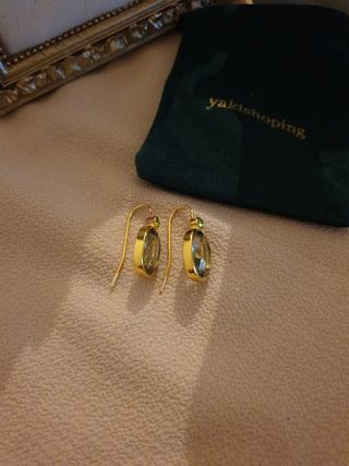 Pendientes vintage dorados con piedra verde