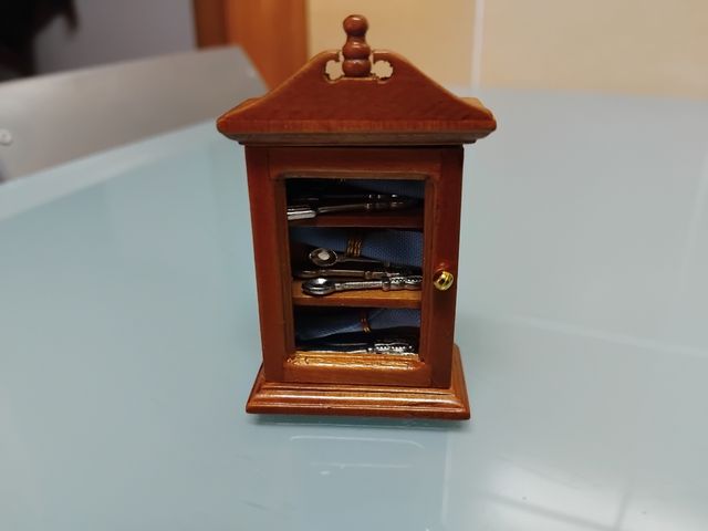 Mueble miniatura casa muñecas con cubiertos