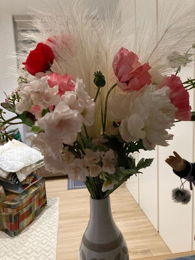 Ramo flores artificiales con jarrón