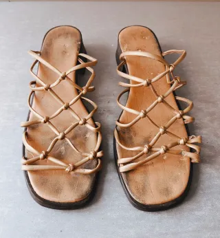 Sandalias tiras doradas Talla 40