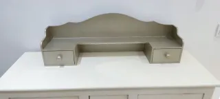 Sobre escritorio o recibidor plateado