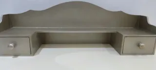 Sobre escritorio o recibidor plateado