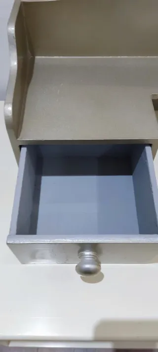 Sobre escritorio o recibidor plateado