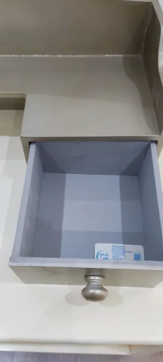 Sobre escritorio o recibidor plateado