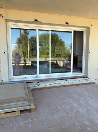 Ventana y corredera aluminio balcón.