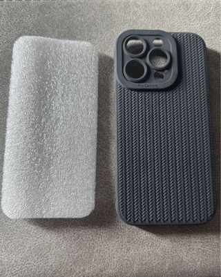 Capa iPhone 15 Pro Cinza Texturizada