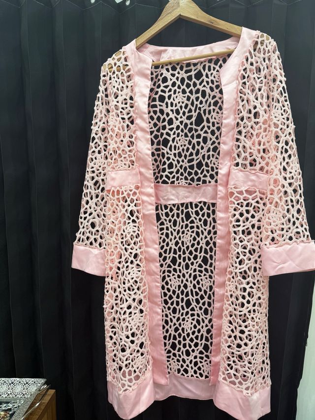 Abrigo calado rosa fiesta . Cubre vestido.