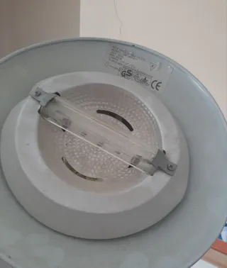 Lámpara de pie salón madera y metal