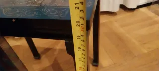 Mesa auxiliar oriental  decorada con flores