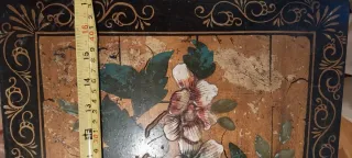 Mesa auxiliar oriental  decorada con flores