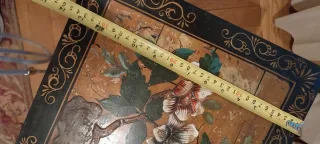 Mesa auxiliar oriental  decorada con flores