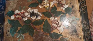 Mesa auxiliar oriental  decorada con flores