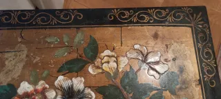 Mesa auxiliar oriental  decorada con flores