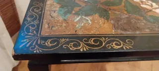 Mesa auxiliar oriental  decorada con flores