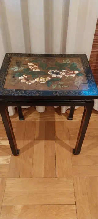 Mesa auxiliar oriental  decorada con flores