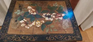 Mesa auxiliar oriental  decorada con flores