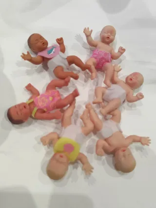 Muñeca bebé con piscina, gorro y crema solar.