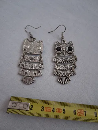 Pendientes de búho plateados con detalles negros