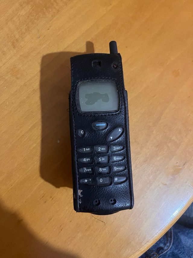 Teléfono Nokia con funda de cuero