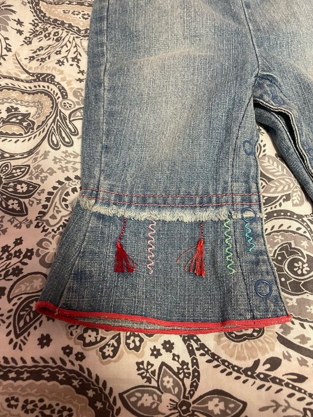 Vaqueros niña con volantes y detalles