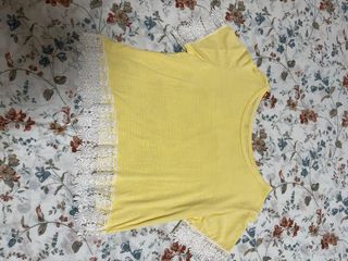 Top de rayas con encaje blanco