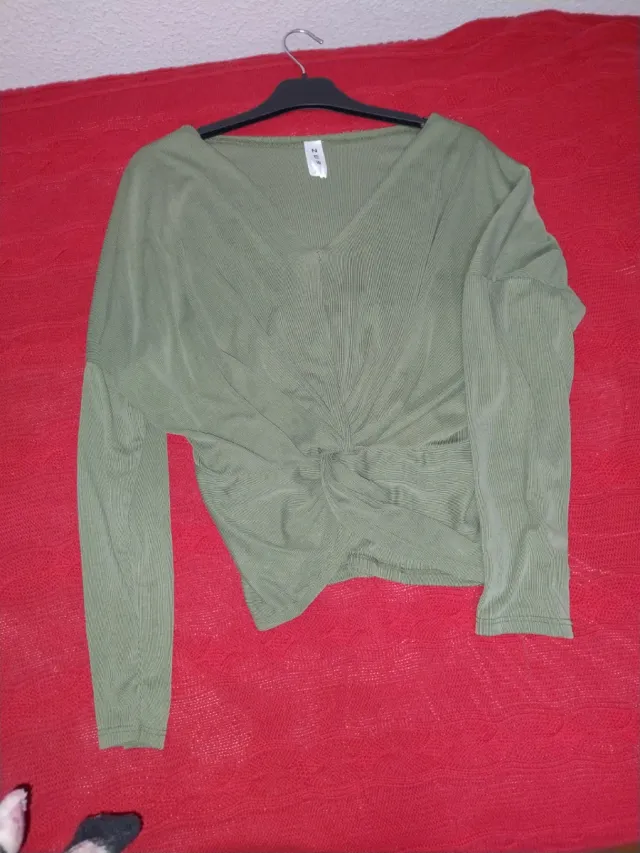 Top manga larga verde