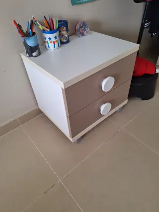 Cama nido infantil 90 x 1,90 y mesita noche.