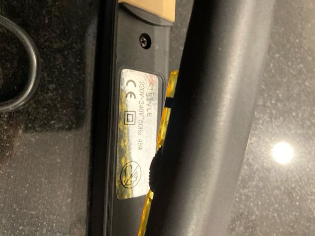 Plancha de pelo negra con funda