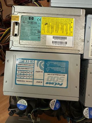 4 Reproductores DVD RW y 5 Fuentes de Alimentación