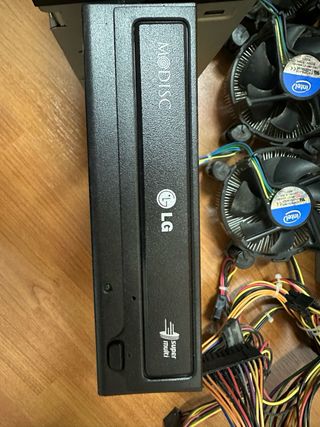 4 Reproductores DVD RW y 5 Fuentes de Alimentación