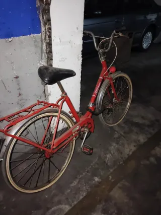 Bicicleta BH roja clásica