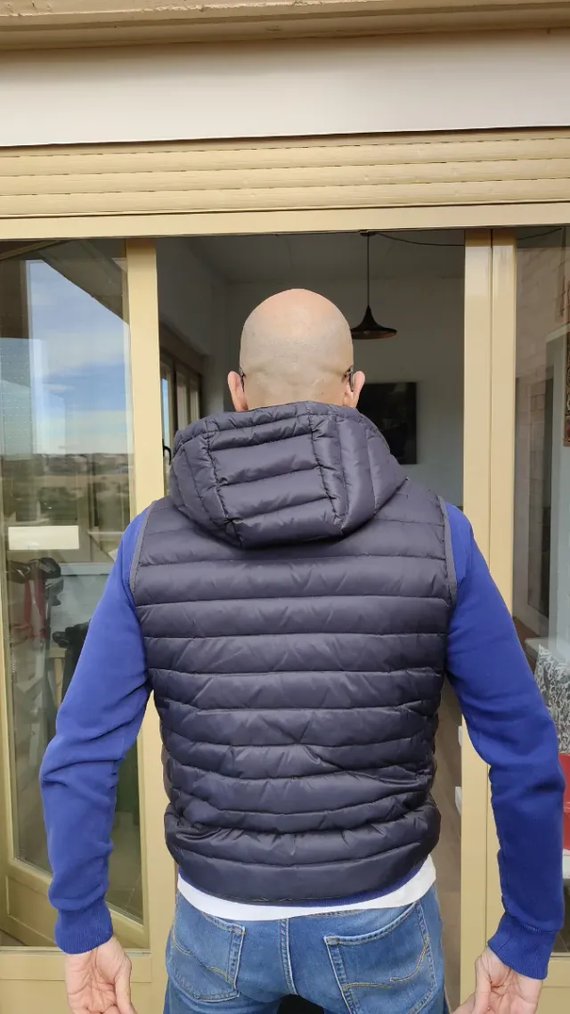 Chaleco acolchado con capucha