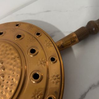 Braciere antico in rame con manico in legno