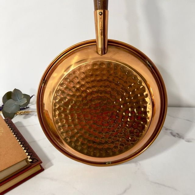 Brasero antiguo de cobre con mango de madera