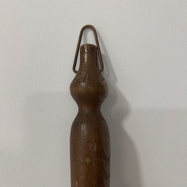 Brasero antiguo de cobre con mango de madera