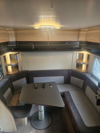 Caravana Hobby De Luxe Edition UH