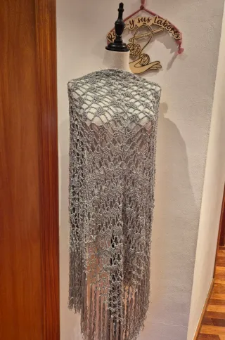 Chal de hilo plateado hecho a mano