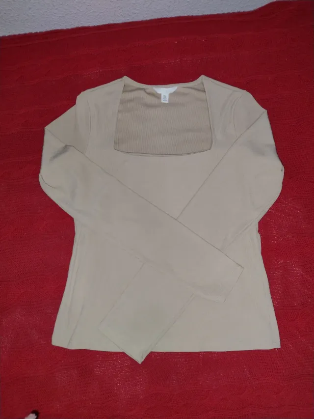 Top H&M manga larga escote cuadrado
