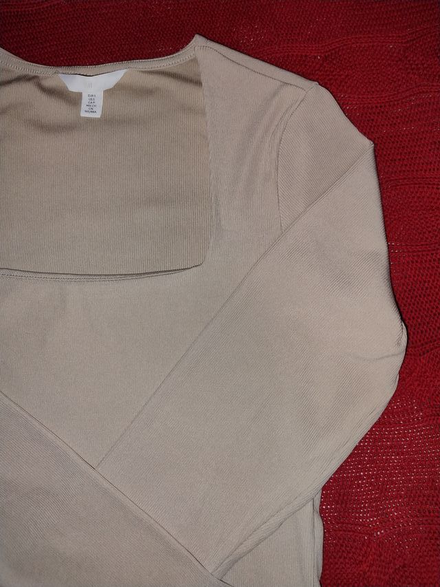Top H&M manga larga escote cuadrado