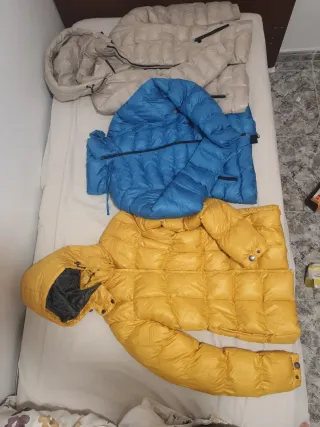 Anoraks acolchados (beige, azul, amarillo)