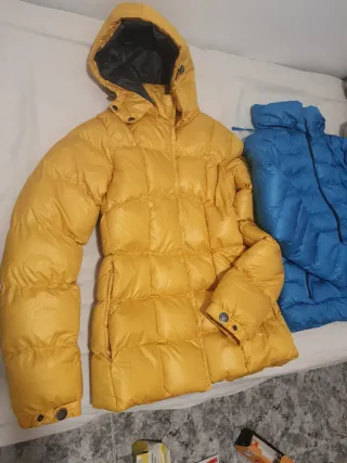 Anoraks acolchados (beige, azul, amarillo)