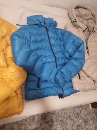 Anoraks acolchados (beige, azul, amarillo)
