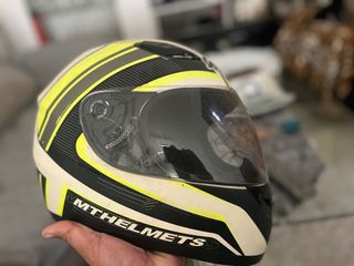 Casco de moto MTHELMETS amarillo y negro