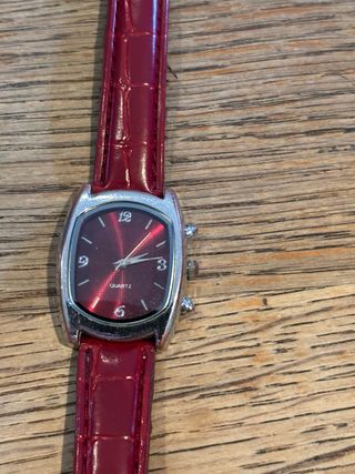 Reloj Quartz de pulsera plateado y rojo