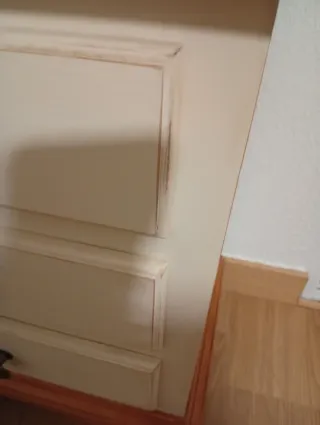 Cómoda y 2 mesitas pintadas