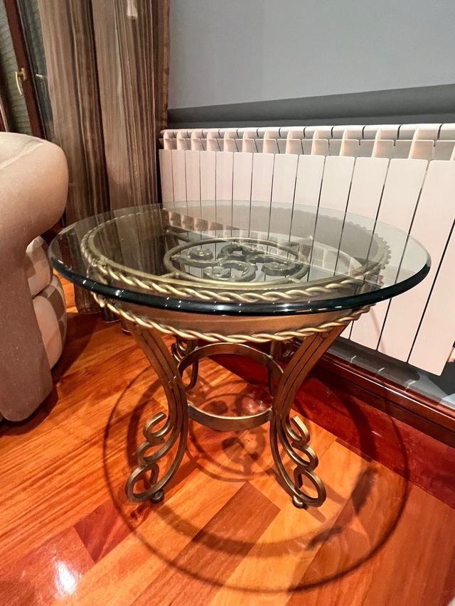 Mesita de forja y cristal dorada