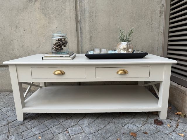 Mesa de centro beige y dorada